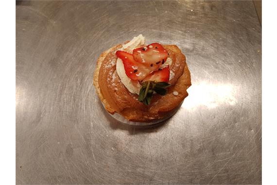 Spoglers Strawberry Choux